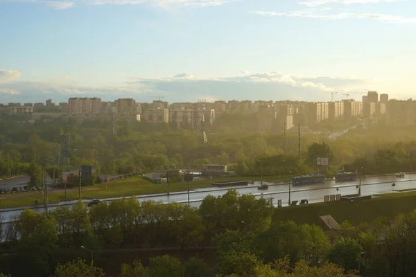 Boş Moskova 'da yağmurdan sonra otoyol. Rusya, Moskova, Mayıs 2020. Karantina kipi.