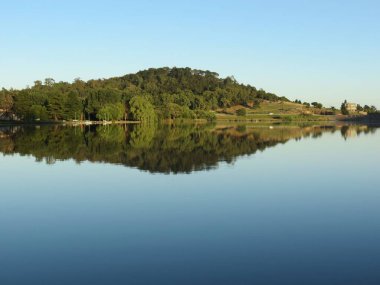 Tarlada güzel gündoğumu, ağaç refleksleri ve gölde ayna..