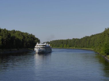 Gemi Moskova kanalında hareket ediyor.
