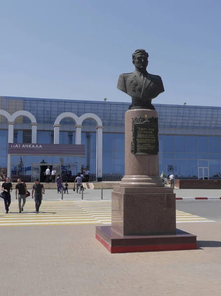 Памятник Амет Хану Султану Аэропорту Махачкалы Дагестан Россия — стоковое фото