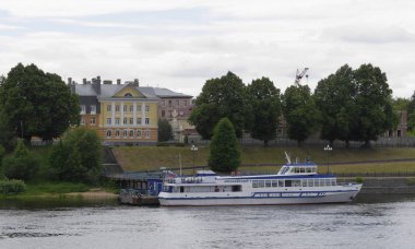 Marina ve feribot Rybinsk seti üzerinde.