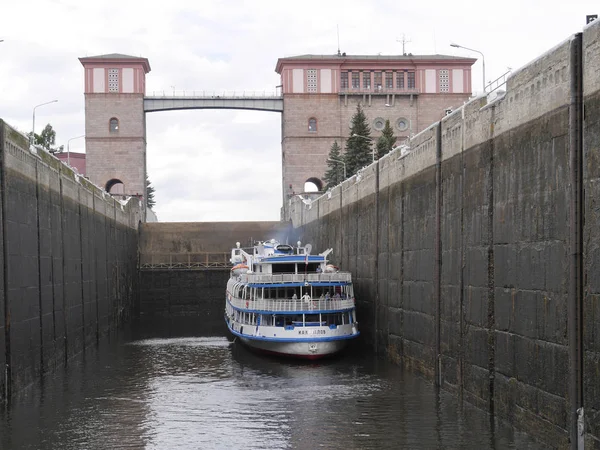 Navio Passageiros Passa Portão Rio Volga Rússia — Fotografia de Stock