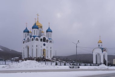 Yuzhno-Sakhalinsk / Rusya - 17 Ocak 2017: Zafer meydanında İsa 'nın Doğuşu Katedrali