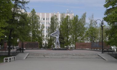 İzhevsk / Rusya - 18 Mayıs 2016: 1941-1945 Büyük Vatanseverlik Savaşı sırasında Udmurtia işçilerinin başarısına adanmış Askeri ve İşçi Partisi anıtının onur kıtası