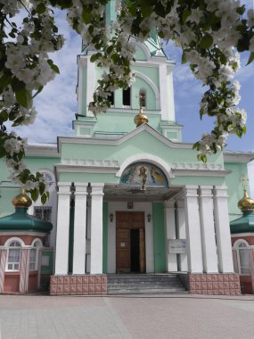 İzhevsk / Rusya - 18 Mayıs 2016: Kutsal Üçlü Katedrali 'nin iç avlusu