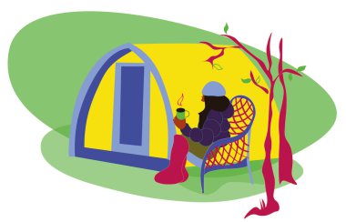 Glamping Illux kampı yakınlarında doğada dinlenen bir kadın. Oturup içki içen bir kadını büyülemek. Beyaz arkaplanda izole edilmiş.