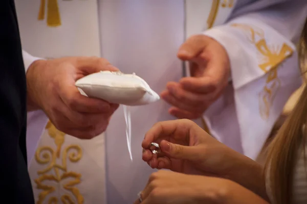 Dar anillos durante la ceremonia de bodas — Foto de Stock