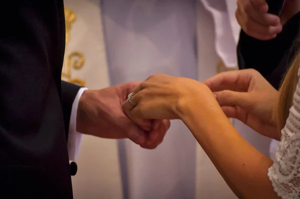 Giving rings during the weddin ceremony — Stock Photo, Image