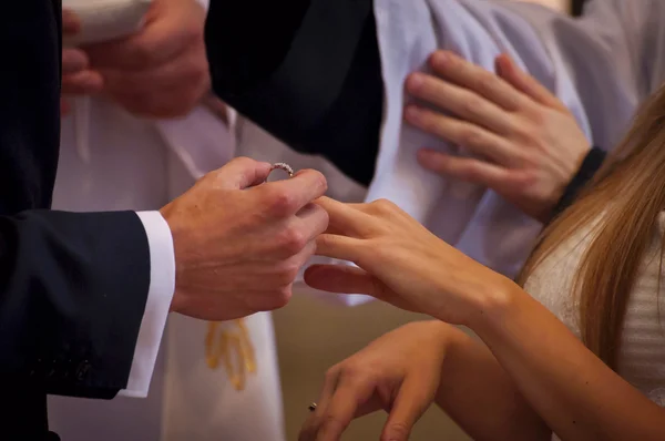 Giving rings during the weddin ceremony — Stock Photo, Image