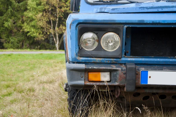 SUV azul no prado — Fotografia de Stock