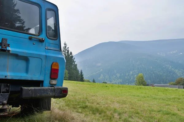 SUV azul en el prado —  Fotos de Stock