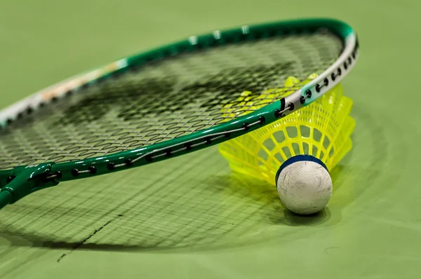 Transbordador de bádminton con raqueta —  Fotos de Stock