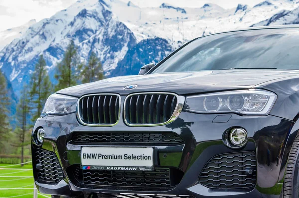 Luxury BMW X6 on pedestal in Golf club — Stock Photo, Image
