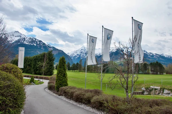 BMW X6 di lusso sul piedistallo nel golf club — Foto Stock