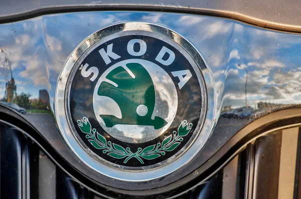 Деталь марки автомобілів Skoda — стокове фото