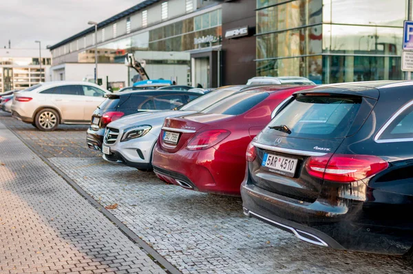 Fechar novos carros de luxo Mercedes-Benz c e e classe — Fotografia de Stock