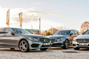 Yeni lüks arabalar Mercedes-Benz c ve e sınıfı closeup