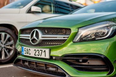 Closeup yeni lüks otomobil Mercedes-Benz