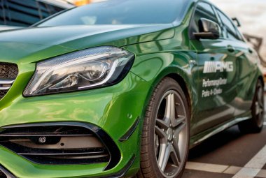 Closeup yeni lüks otomobil Mercedes-Benz