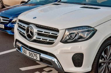 Closeup yeni lüks otomobil Mercedes-Benz Gls