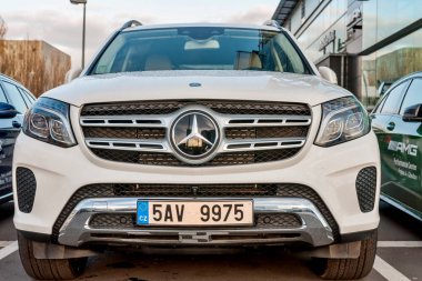 Closeup yeni lüks otomobil Mercedes-Benz Gls