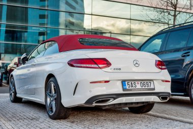 Lüks araba beyaz cabrio Mercedes-Benz C200