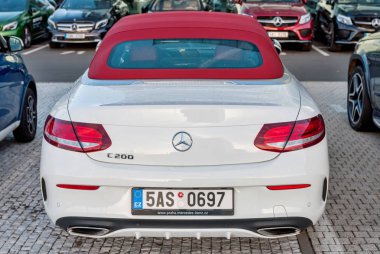 Lüks araba beyaz cabrio Mercedes-Benz C200