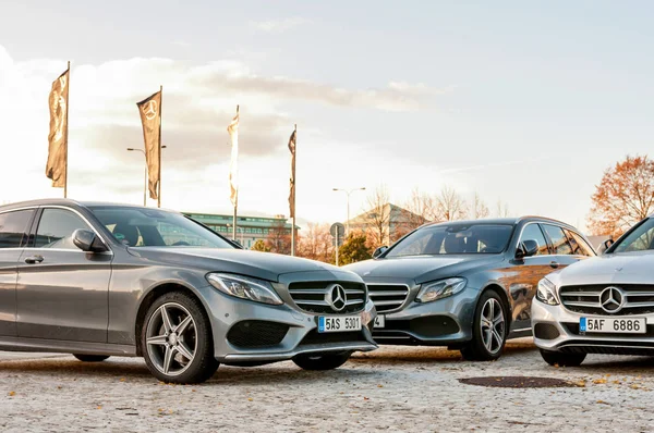 Closeup νέα πολυτελή αυτοκίνητα Mercedes-Benz c και ε κατηγορία — Φωτογραφία Αρχείου