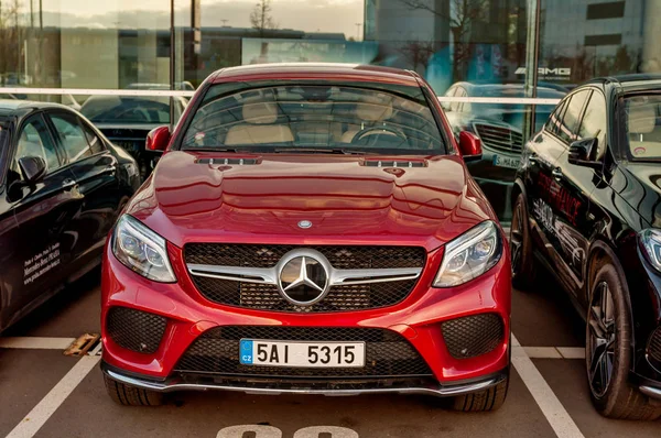 Zbliżenie z nowych samochodów luksusowych Mercedes-Benz Gla — Zdjęcie stockowe