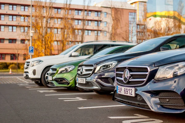 Zbliżenie z nowych samochodów luksusowych Mercedes-Benz — Zdjęcie stockowe