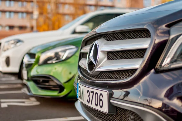 Zbliżenie z nowych samochodów luksusowych Mercedes-Benz — Zdjęcie stockowe