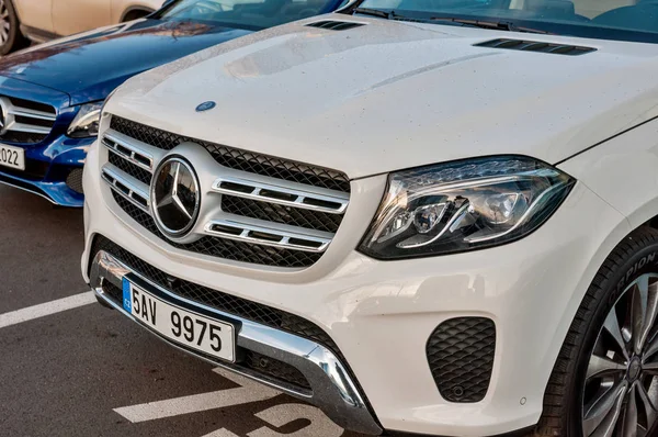 Primer plano de los nuevos coches de lujo Mercedes-Benz GLS — Foto de Stock