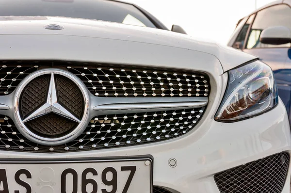 Carro de luxo branco cabrio Mercedes-Benz C200 — Fotografia de Stock