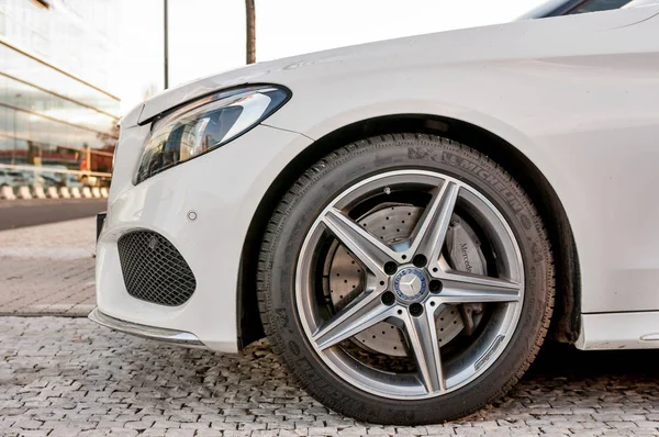 Carro de luxo branco cabrio Mercedes-Benz C200 — Fotografia de Stock