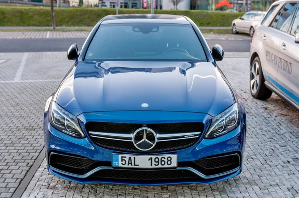 Primo piano della nuova auto di lusso Mercedes-Benz c-class C63 — Foto Stock