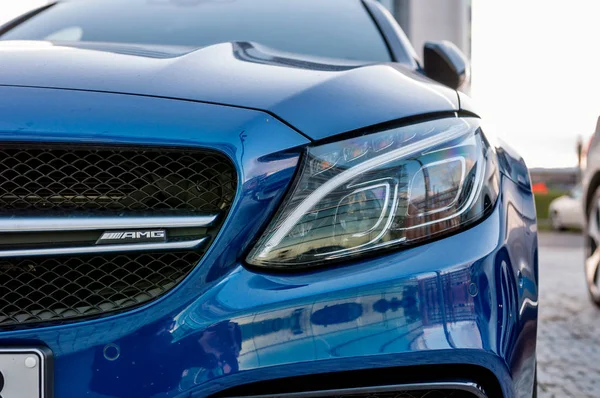 Close-up van nieuwe luxeauto Mercedes-Benz c-klasse C63 — Stockfoto