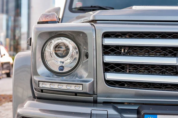 Closeup nové luxusní auto Mercedes-Benz G 350 d — Stock fotografie