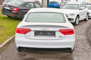 Yeni beyaz araba Audi A5 TDI quattro closeup
