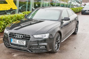 Yeni beyaz araba Audi A5 TDI quattro closeup