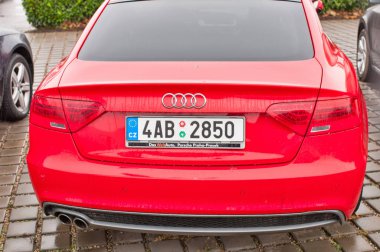 Yeni kırmızı araba Audi A5 TDI quattro closeup