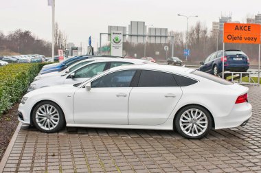 Yeni beyaz araba Audi A5 TDI quattro closeup
