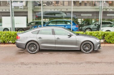 Yeni beyaz araba Audi closeup