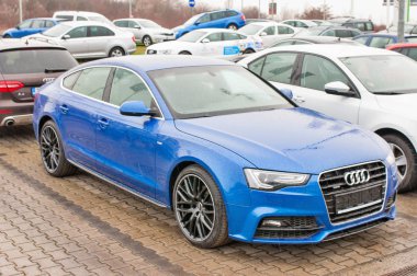 Yeni beyaz araba Audi closeup