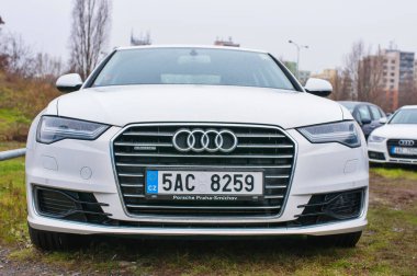 Beyaz araba Audi önden görünümü 