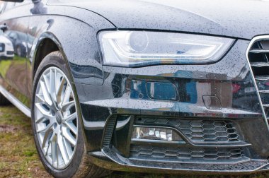 Araba Audi önden görünümü 