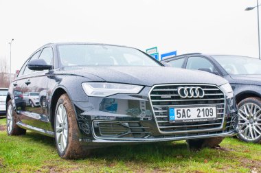 Araba Audi önden görünümü 