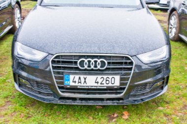 Araba Audi önden görünümü 