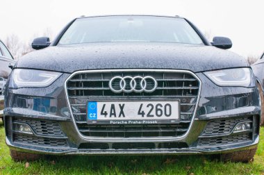 Araba Audi önden görünümü 
