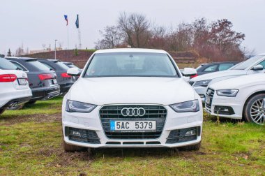 Beyaz araba Audi önden görünümü 