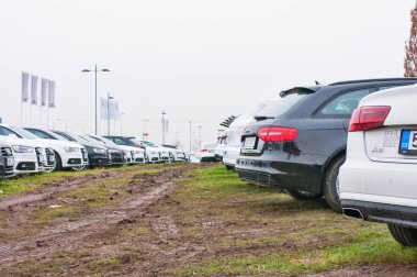 Audi araba satıcısı Audi önünde park etmiş.